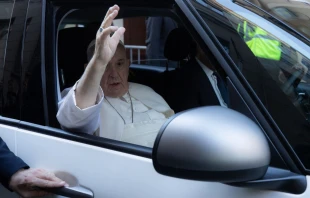 Imagen referencial del Papa Francisco en auto Crédito: Daniel Ibáñez/ACI Prensa