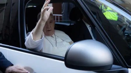 Imagen referencial del Papa Francisco en auto