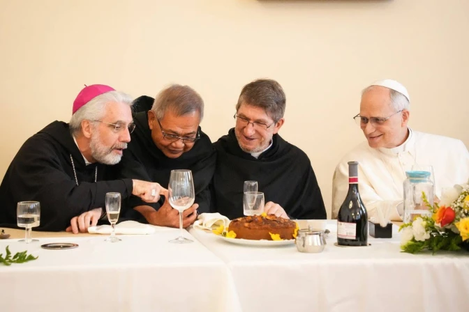 El Papa León XIV junto a sus hermanos agustinos en el almuerzo del 1 de junio