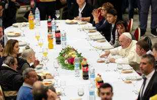 El Papa Francisco almuerza con personas desfavorecidas en 2019 Crédito: Daniel Ibáñez/ EWTN News