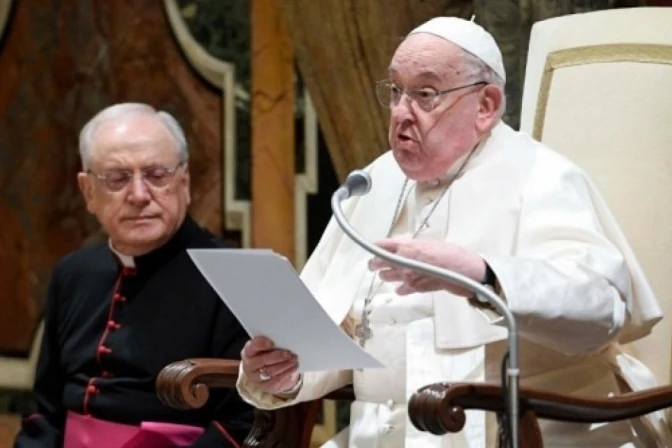 El Papa Francisco se dirige a los comunicadores de la Iglesia Católica.