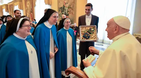 Imagen del Papa Francisco con miembros de la Pontificia Academia Mariana Internacional