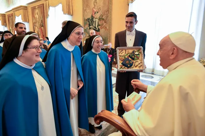Imagen del Papa Francisco con miembros de la Pontificia Academia Mariana Internacional