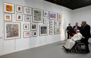 El Papa Francisco contempla los trabajos de artistas que han colaborado en el pabellón vaticano de la Bienal de Venecia 2024. Crédito: Vatican Media