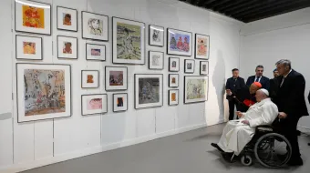 El Papa Francisco contempla los trabajos de artistas que han colaborado en el pabellón vaticano de la Bienal de Venecia 2024.