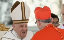 El Papa Francisco tras imponer el birrete y el anillo al Cardenal Pierbattista Pizzabala.