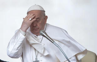 El Papa Francisco hace la señal de la Cruz. Crédito: Daniel Ibáñez / EWTN News.