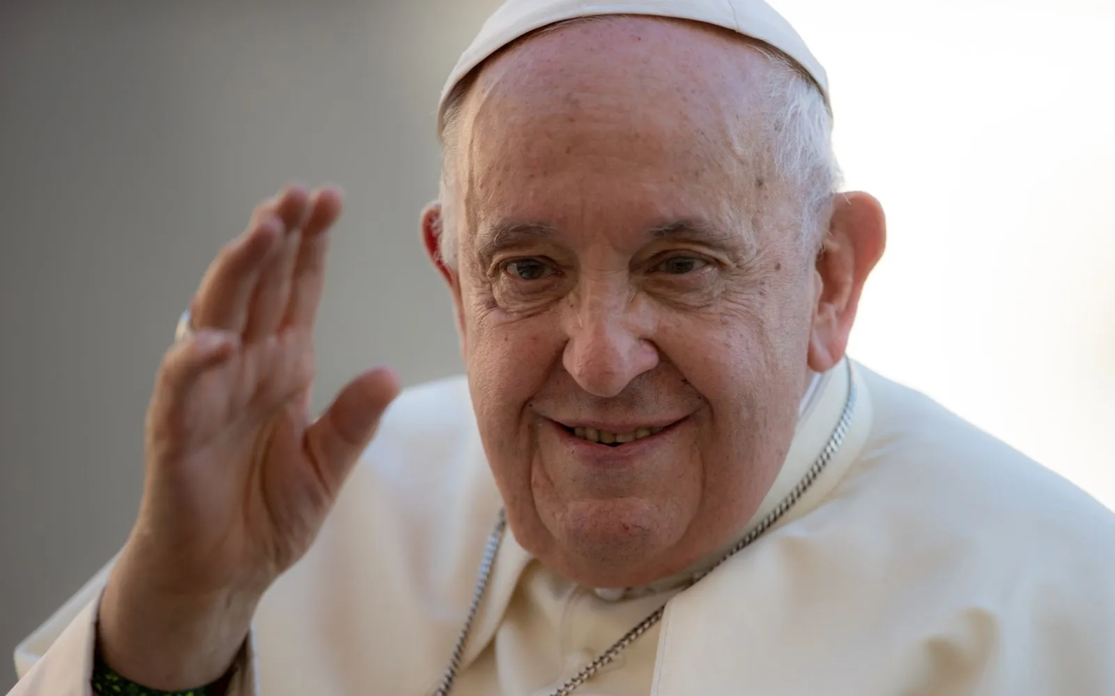 El Papa Francisco saluda a los fieles presentes en la Plaza de San Pedro.?w=200&h=150