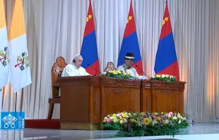 El Papa Francisco junto al Presidente de Mongolia en el Palacio de Gobierno Crédito: Vatican News