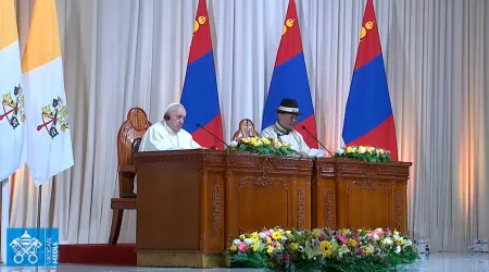 El Papa Francisco junto al Presidente de Mongolia en el Palacio de Gobierno