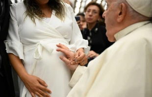 El Papa Francisco bendice a una mujer embarazada Crédito: Vatican Media