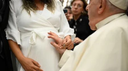 El Papa Francisco bendice a una mujer embarazada