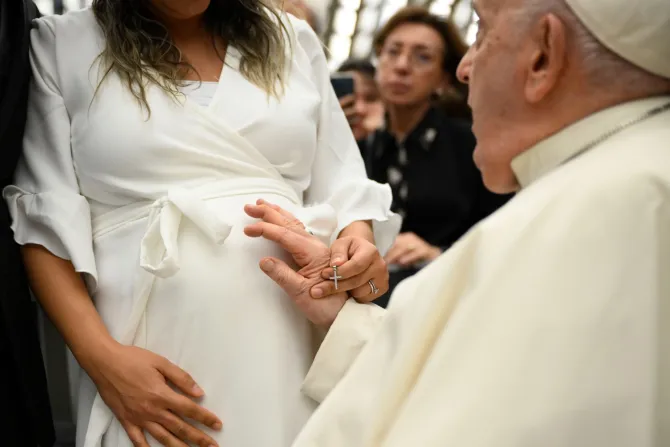 El Papa Francisco bendice a una mujer embarazada
