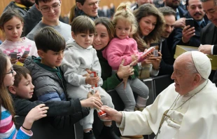 El papa Francisco saluda a los familiares de los empleados del Vaticano Crédito: Vatican Media