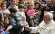 El papa Francisco saluda a los familiares de los empleados del Vaticano