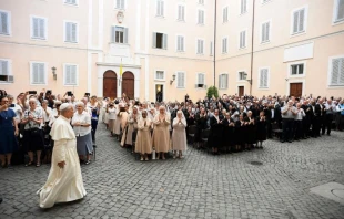 El encuentro del Papa, este sábado, con los religiosos en Castel Gandolfo. Crédito: Vatican Media.