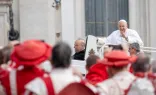 El Papa saluda a los peregrinos en la Audiencia General