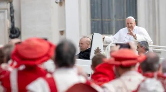 El Papa saluda a los peregrinos en la Audiencia General