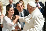 Imagen del Papa Francisco saludando a una familia tras la Audiencia General