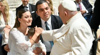 Imagen del Papa Francisco saludando a una familia tras la Audiencia General