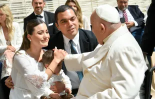 Imagen del Papa Francisco saludando a una familia tras la Audiencia General Crédito: Vatican Media