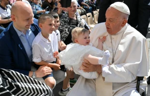 El Papa Francisco saluda a una familia tras la Audiencia General Crédito: Vatican Media