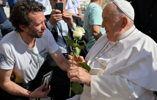 Imagen referencial de un encuentro entre el Papa y un joven tras la Audiencia General Crédito: Vatican Media