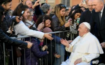 Fieles estrechan la mano al Papa Francisco en el Aula Pablo VI del Vaticano