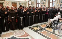 El Papa Francisco recibe a grupo de franciscanos este viernes 5 de abril en el Vaticano
