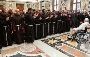 El Papa Francisco recibe a grupo de franciscanos este viernes 5 de abril en el Vaticano Crédito: Vatican Media