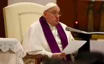 El Papa Francisco pronuncia la homilía en el acto penitencial de 24 horas para el Señor, en la parroquia Pío V de Roma.