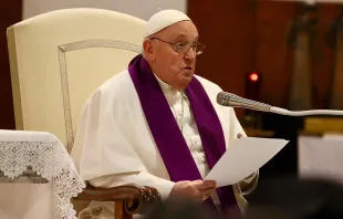 El Papa Francisco pronuncia la homilía en el acto penitencial de 24 horas para el Señor, en la parroquia Pío V de Roma. Crédito: Daniel Ibáñez / ACI Prensa.