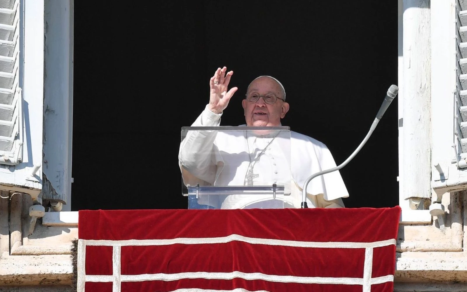 El Papa Francisco saluda y bendice a los fieles congregados en la Plaza de San Pedro del Vaticano para el rezo del Ángelus, el domingo 29 de diciembre de 2024.?w=200&h=150