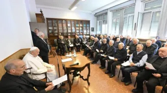 El Papa Francisco visita en Roma a 70 sacerdotes con más de 40 años de ordenados.