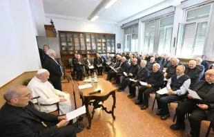 El Papa Francisco visita en Roma a 70 sacerdotes con más de 40 años de ordenados. Crédito: Vatican News