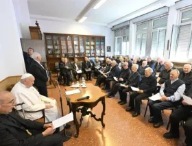 Papa Francisco visita a 70 sacerdotes con 40 años de ordenados: “La gente se acerca cuando ve la dulzura del pastor”