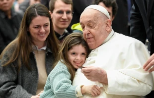 El Papa Francisco abraza a una niña en la audiencia general del 12 de febrero. Crédito: Vatican Media.