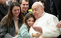 El Papa Francisco abraza a una niña en la audiencia general del 12 de febrero.