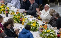 El Papa Francisco en el almuerzo en el Vaticano por la Jornada Mundial de los Pobres.