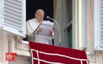 Papa Francisco en la ventana del Palacio Apostólico del Vaticano este 10 de marzo, tras el rezo del Ángelus dominical.