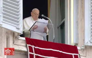 Papa Francisco en la ventana del Palacio Apostólico del Vaticano este 10 de marzo, tras el rezo del Ángelus dominical. Crédito: Vatican Media.