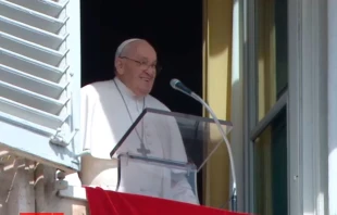 El Papa Francisco preside el Ángelus del Quinto Domingo de Cuaresma en el Vaticano. Crédito: Captura Vatican News.