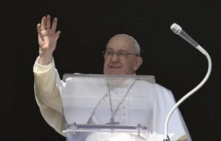 Papa Francisco saluda a los fieles durante el rezo del Ángelus en el primer Domingo de la Cuaresma 2024. Crédito: Vatican Media.