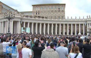 La Plaza de San Pedro en el Vaticano durante el rezo del Ángelus con el Papa Francisco. Crédito: Captura de video / Vatican Media.
