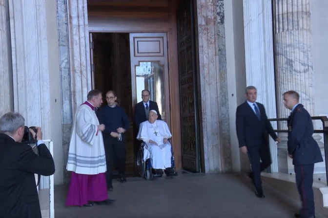Papa Francisco atraviesa la Puerta Santa de la Basílica de San Pedro