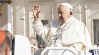 El Papa Francisco saluda a los fieles durante una audiencia general.