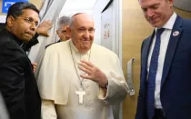 Papa Francisco a bordo del avión que lo llevó de Roma a Mongolia.