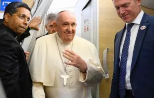 Papa Francisco a bordo del avión que lo llevó de Roma a Mongolia. Crédito: Vatican Media.