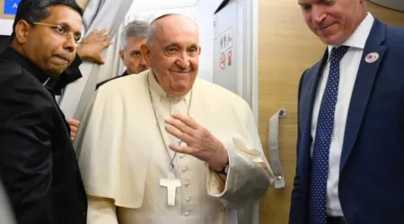Papa Francisco a bordo del avión que lo llevó de Roma a Mongolia
