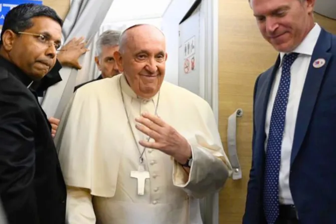 Papa Francisco a bordo del avión que lo llevó de Roma a Mongolia